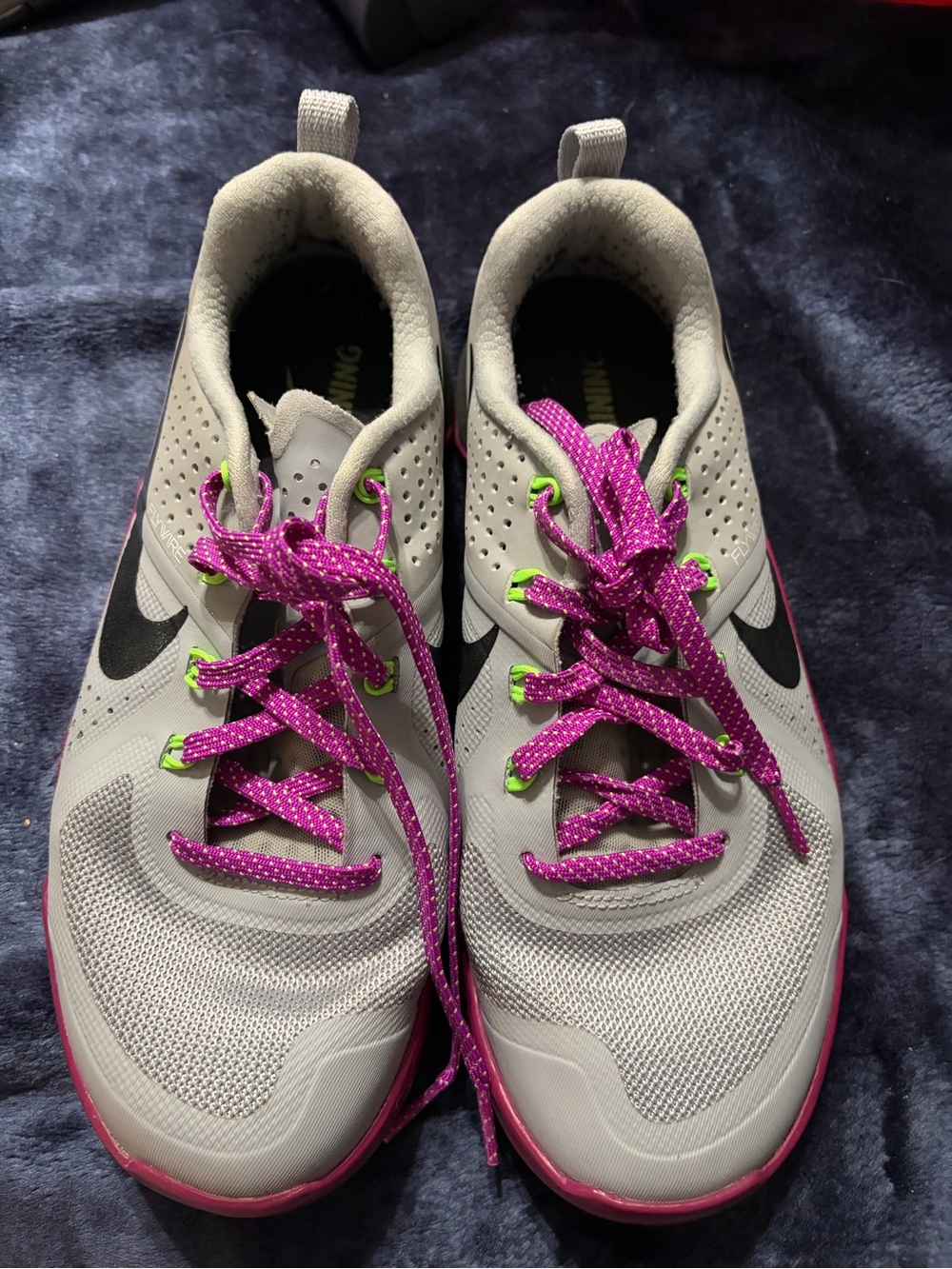 Nike Womens Metcon 1 sneakers in the Wolf Grey and Vivid Purple colorway. Size 8